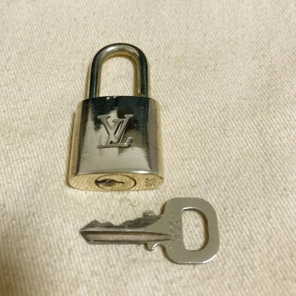 LOUIS VUITTON LV 10 SET PADLOCK KEY CHARM CADENA GOLD-PLATED FRANCE 33PDA173 - Picture 4 of 5